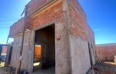 Imagem: A casa possui 3 Dormitórios, 2 Banheiros, 3 Vagas na garagem