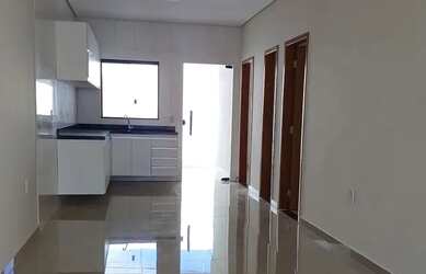 Imagem: A casa possui 3 Dormitórios, 2 Banheiros, 2 Vagas na garagem