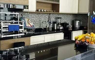 Imagem: A casa possui 3 Dormitórios, 3 Banheiros, 2 Vagas na garagem