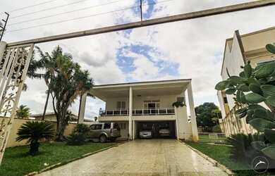 Imagem: A casa em condomínio possui 5 Dormitórios, 5 Banheiros, 5