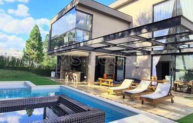 Imagem: A casa possui 4 Dormitórios, 5 Banheiros, 4 Vagas na garagem