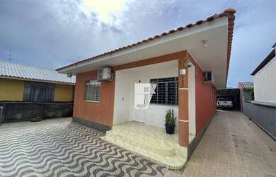 Imagem: A casa possui 4 Dormitórios, 2 Banheiros, 4 Vagas na garagem