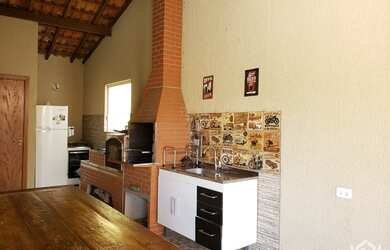 Imagem: A casa possui 3 Dormitórios, 5 Banheiros, 5 Vagas na garagem