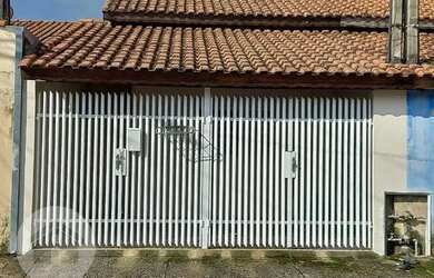 Imagem: A casa possui 3 Dormitórios, 1 Banheiro, 2 Vagas na garagem