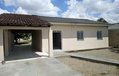 Imagem: A casa possui 3 Dormitórios, 2 Banheiros, 3 Vagas na garagem