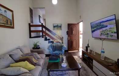 Imagem: A casa possui 3 Dormitórios, 2 Banheiros, 2 Vagas na garagem