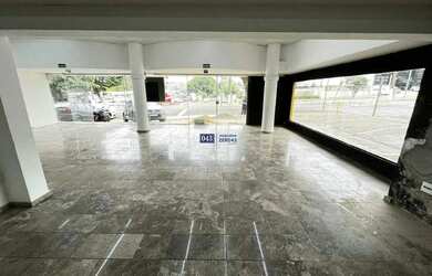 Imagem: O depósito possui 5 Vagas na garagem e 233m² de Área e está