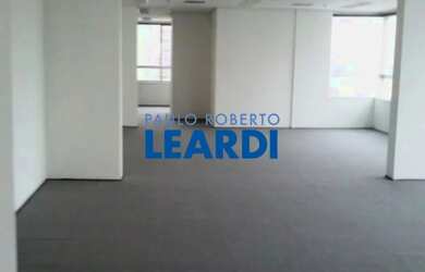 Imagem: O depósito possui 5 Vagas na garagem e 320m² de Área e está