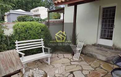 Imagem: A casa possui 2 Dormitórios, 1 Banheiro, 2 Vagas na garagem