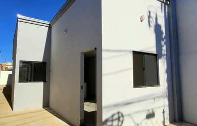 Imagem 2: Bairro Santo Inácio. Casa com 3 quartos, sendo uma suíte. Quintal amplo