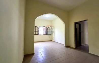 Imagem: A casa possui 3 Dormitórios, 3 Banheiros, 2 Vagas na garagem