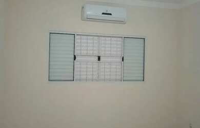 Imagem: A casa possui 3 Dormitórios, 3 Banheiros, 4 Vagas na garagem