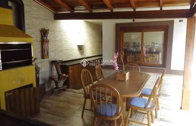 Imagem: A casa possui 3 Dormitórios, 2 Banheiros, 4 Vagas na garagem