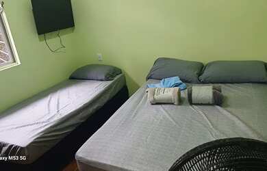 Imagem: A casa possui 1 Dormitório, Acomodam 3 pessoas e está localizado