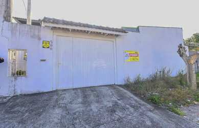 Imagem: A casa possui 3 Dormitórios, 1 Banheiro, 3 Vagas na garagem