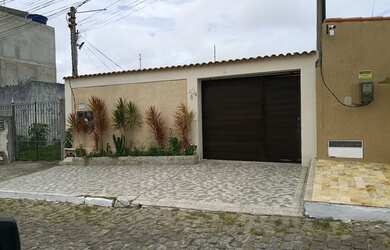 Imagem: A casa possui 3 Dormitórios, 3 Banheiros, 3 Vagas na garagem