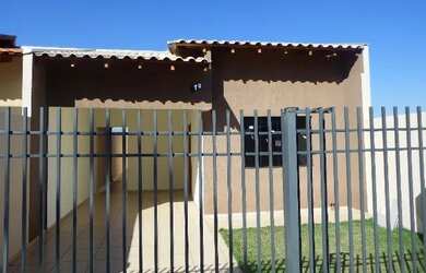 Imagem: A casa possui 2 Dormitórios, 1 Banheiro, 1 Vaga na garagem