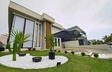 Imagem: A casa em condomínio possui 4 Dormitórios, 5 Banheiros, 4