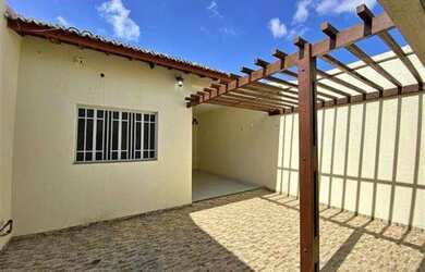 Imagem: A casa possui 3 Dormitórios, 1 Banheiro, 1 Vaga na garagem