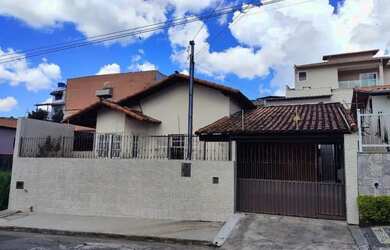 Imagem: A casa possui 3 Dormitórios, 1 Banheiro, 4 Vagas na garagem