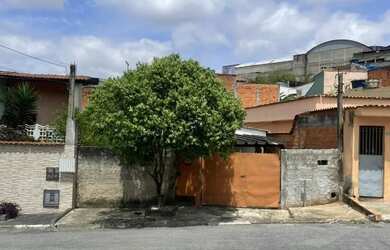 Imagem: A casa possui 3 Dormitórios, 3 Banheiros, 2 Vagas na garagem