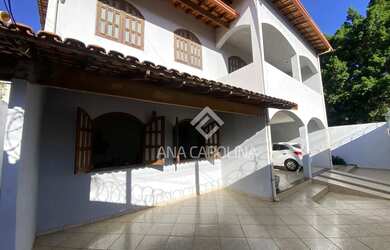 Imagem: A casa possui 3 Dormitórios, 1 Banheiro, 2 Vagas na garagem