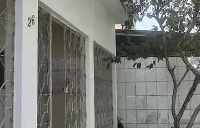 Imagem: A casa possui 3 Dormitórios, 1 Banheiro, 1 Vaga na garagem