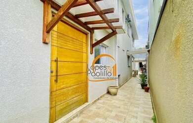 Imagem: A casa possui 3 Dormitórios, 3 Banheiros, 2 Vagas na garagem