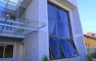 Imagem: A casa possui 3 Dormitórios, 4 Banheiros, 2 Vagas na garagem