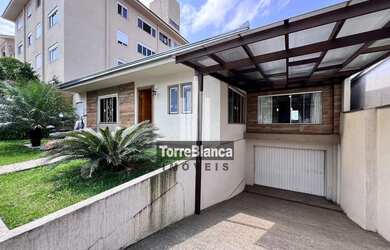 Imagem: A casa possui 4 Dormitórios, 3 Banheiros, 3 Vagas na garagem