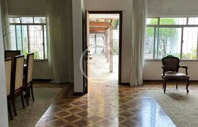 Imagem: A casa possui 4 Dormitórios, 4 Banheiros, 5 Vagas na garagem