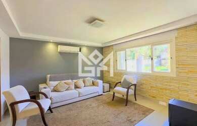 Imagem: A casa possui 3 Dormitórios, 5 Banheiros, 2 Vagas na garagem