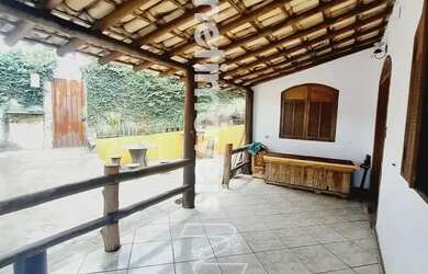 Imagem: A casa possui 3 Dormitórios, 3 Banheiros, 3 Vagas na garagem