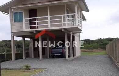 Imagem: A casa possui 2 Dormitórios, 2 Banheiros, 4 Vagas na garagem