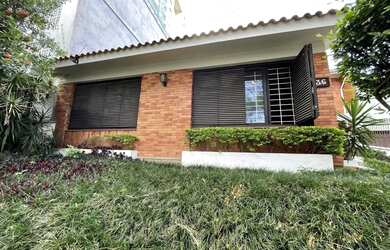 Imagem: A casa possui 3 Dormitórios, 3 Banheiros, 5 Vagas na garagem