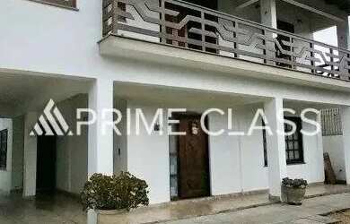 Imagem: A casa possui 4 Dormitórios, 3 Banheiros, 5 Vagas na garagem