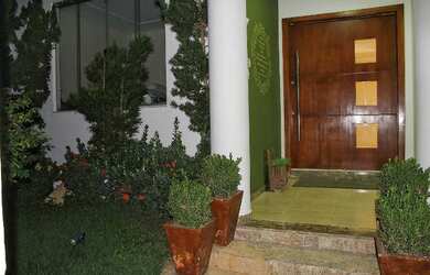 Imagem: A casa possui 4 Dormitórios, 3 Banheiros, 2 Vagas na garagem