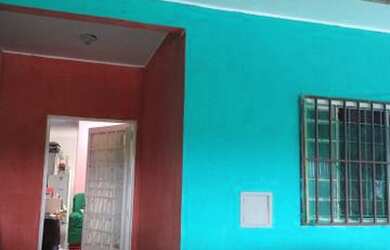 Imagem: A casa possui 2 Dormitórios, 1 Banheiro, 2 Vagas na garagem