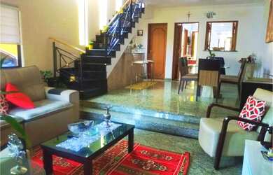 Imagem: A casa possui 3 Dormitórios, 3 Banheiros, 4 Vagas na garagem