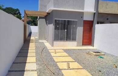 Imagem: A casa possui 2 Dormitórios, 2 Banheiros, 2 Vagas na garagem