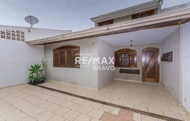 Imagem: A casa em condomínio possui 4 Dormitórios, 3 Banheiros, 3