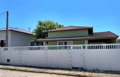 Imagem: A casa possui 3 Dormitórios, 1 Banheiro, 3 Vagas na garagem