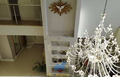 Imagem: A casa possui 3 Dormitórios, 5 Banheiros, 4 Vagas na garagem