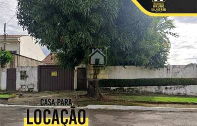 Imagem: A casa possui 4 Dormitórios, 1 Banheiro, 2 Vagas na garagem