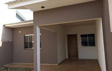 Imagem: A casa possui 2 Dormitórios, 1 Banheiro, 2 Vagas na garagem