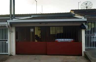 Imagem: A casa possui 2 Dormitórios, 1 Banheiro, 2 Vagas na garagem