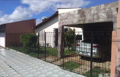 Imagem: A casa possui 3 Dormitórios, 2 Banheiros, 1 Vaga na garagem