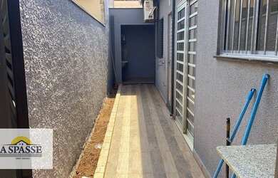 Imagem: A casa possui 4 Dormitórios, 3 Banheiros, 4 Vagas na garagem