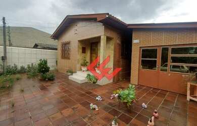 Imagem: A casa possui 3 Dormitórios, 1 Banheiro, 1 Vaga na garagem