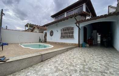 Imagem: A casa possui 3 Dormitórios, 3 Banheiros, 2 Vagas na garagem